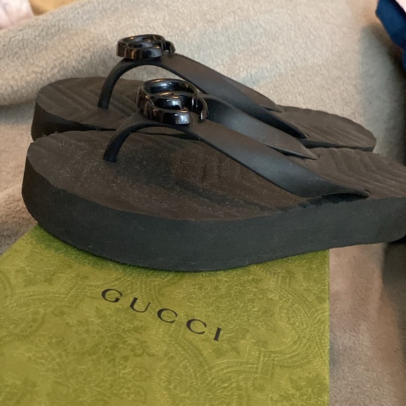 Authentic Gucci rubber Chevron platform flip-flops - Picture 3 of 8